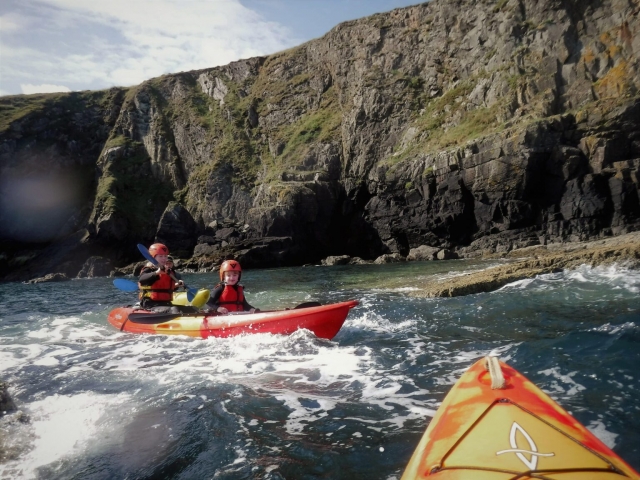 Niños divirtiéndose en kayak de mar 