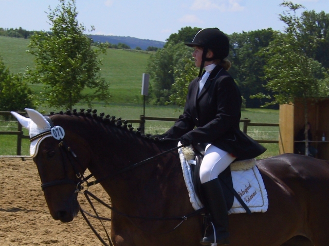 Chica subiendo a caballo con nosotros 