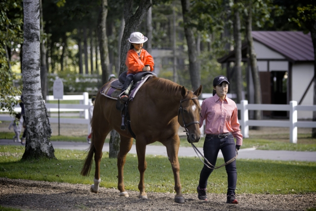  Niño subiendo a caballo con nosotros 