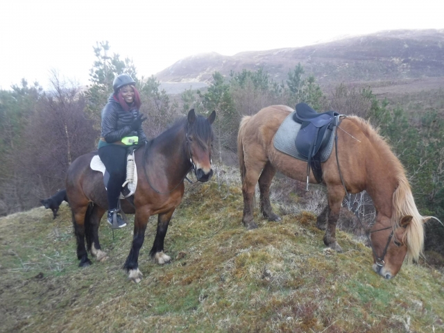  Chica subiendo en las Tierras Altas de Escocia 