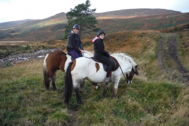  Subiendo a caballo en familia con nosotros