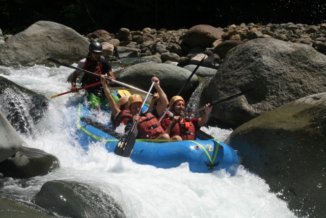  Rafting en rápidos en el río Garry 
