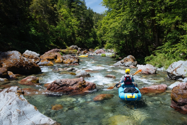  Divirtiéndose haciendo funyakking en aguas brava 