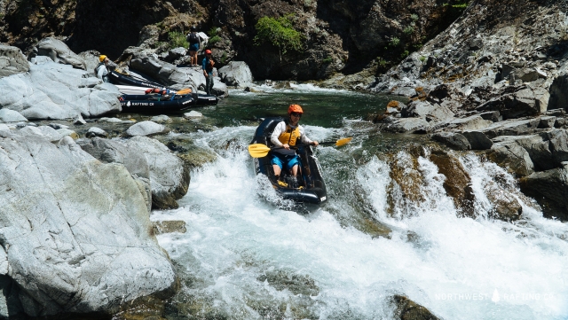  Funyakking en aguas brava en el río Oich