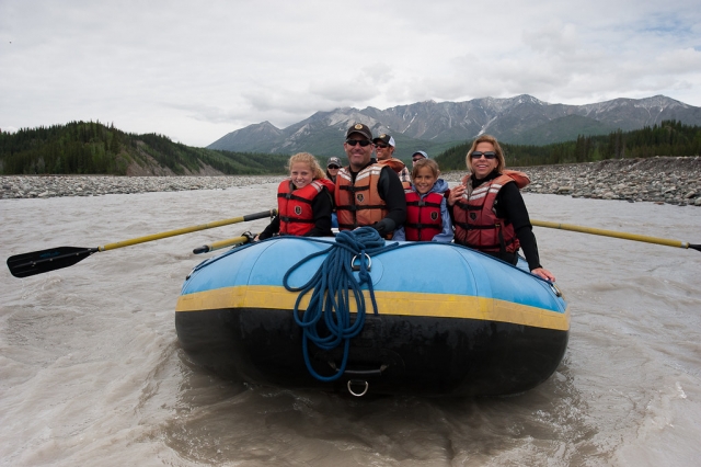  Familia mientras practica rafting en el río Oich 
