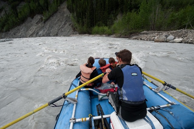  Personas haciendo un recorrido de rafting en el río Oich 