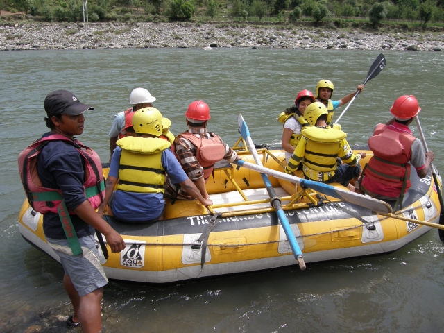  ¡Preparándose para un viaje de safari de rafting en el río!