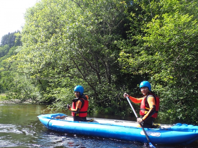  Pareja divirtiéndose haciendo kayak en Great Glen