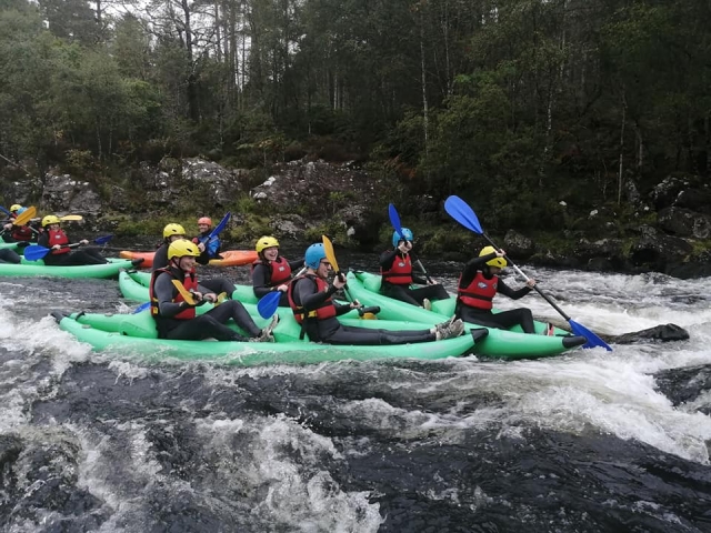 Grupo de personas disfrutando de nuestro viaje de medio día en kayak 