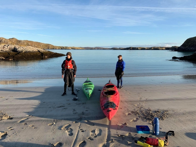Chicos chavos a punto de divertirse con nuestro viaje en kayak de día completo 