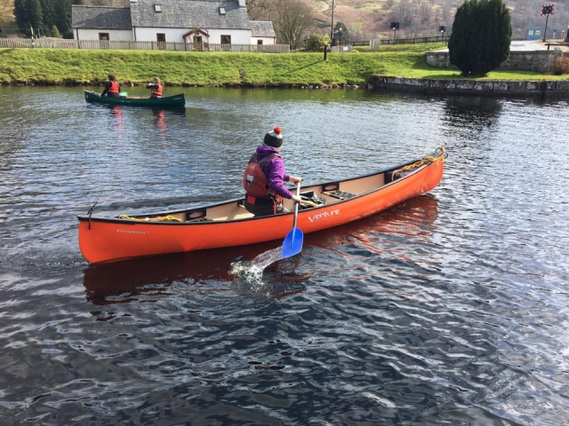Genle disfrutando del piragüismo con nosotros 