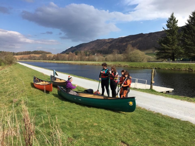  Divirtiéndose navegando en piragüismo en Great Glen duranle 4h 