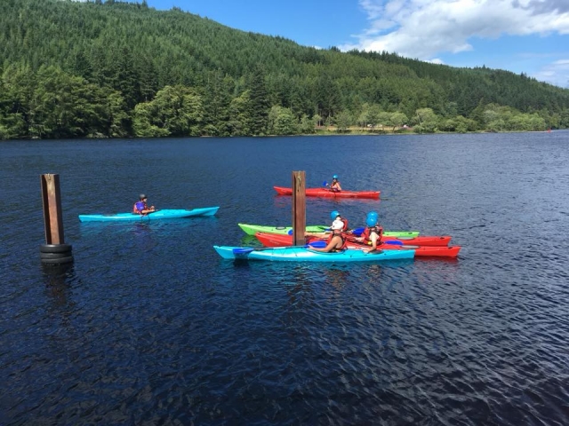  Amigos navegando en canoa con nosotros 