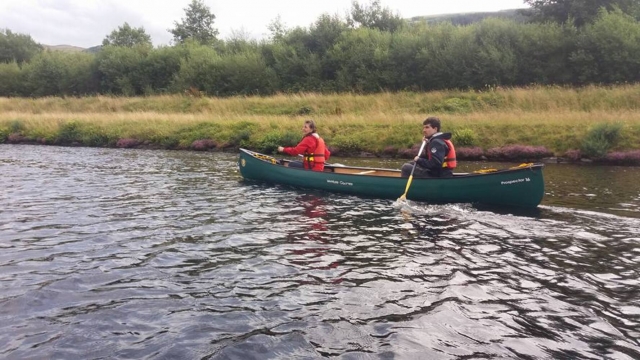  ¡Amigos divirtiéndose navegando en canoa con nosotros!