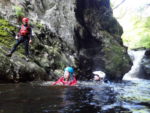 Aventura de barranquismo en Great Glen duranle 3h