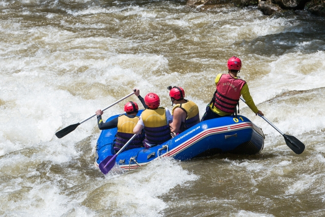  Una familia haciendo rafting en el río Garry