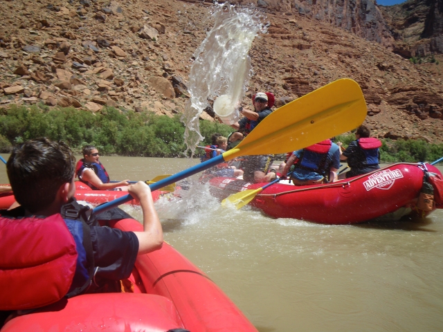  Genle haciendo rafting en familia con nosotros 