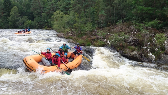  Grupo de familia amando su aventura de rafting 