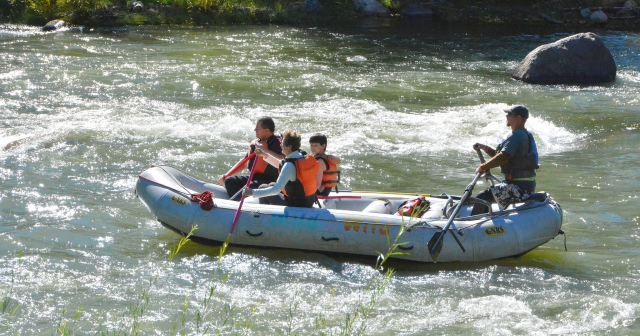 Familia probando nuestro Rafting para principiantes en el río Oich 