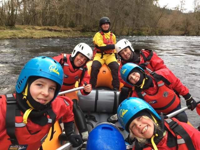 Familia en kayak de río 