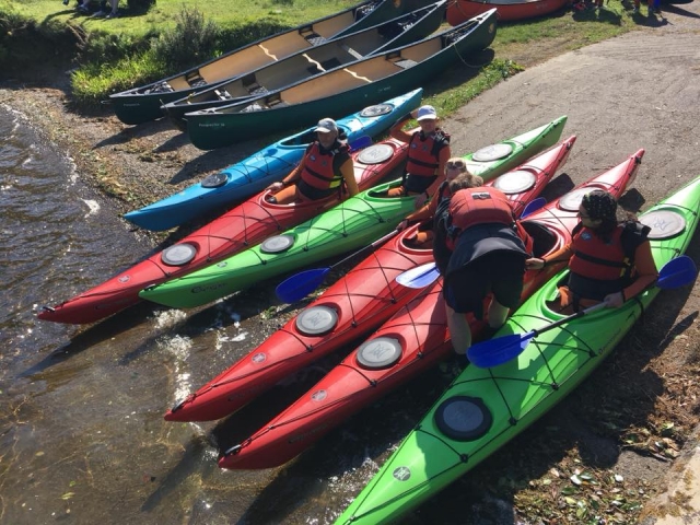  Preparando los kayaks antes de lanzarse al agua 