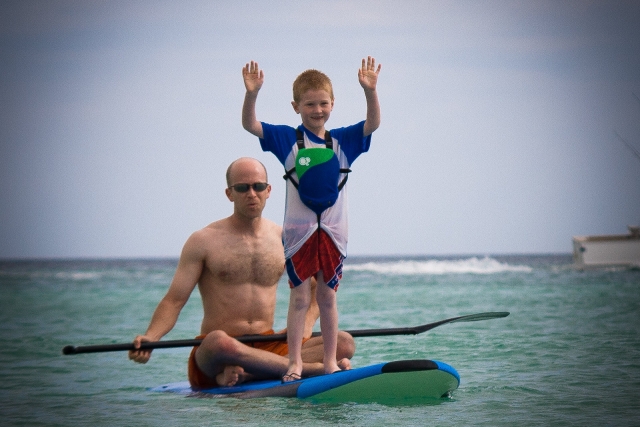  Padre e hijo surfeando con nosotros 