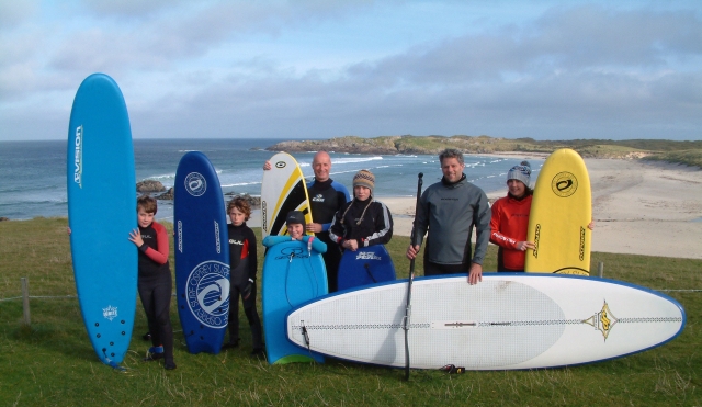  Familia recibiendo información antes de practicar paddle board 