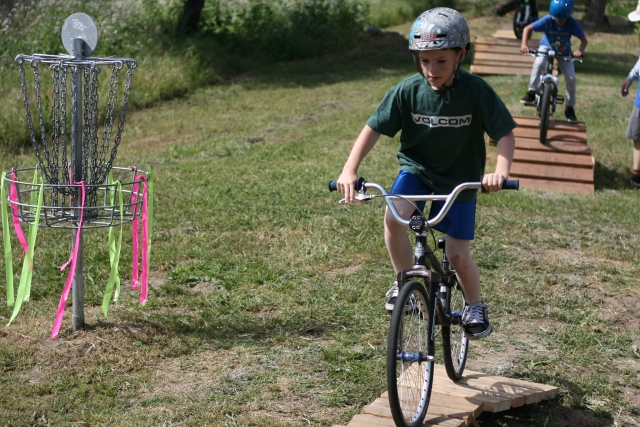  Niño en bicicleta de cerro con nosotros 