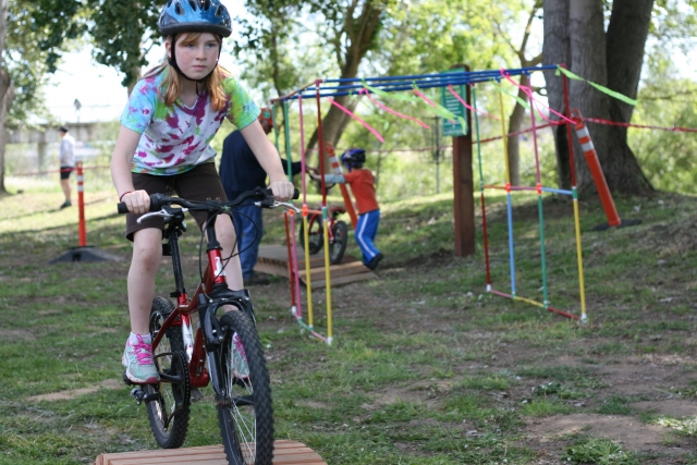  Niña en bicicleta con nosotros en Bransgore
