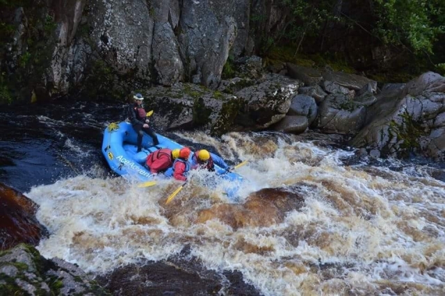  Una familia divirtiéndose mientras practica rafting en el río Findhorn 