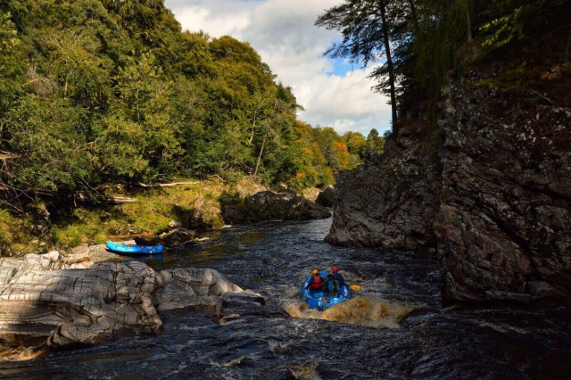  Familia pasando un día con nosotros y disfrutando de su sesión de rafting en el río Findhorn