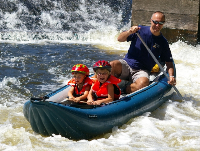  Padre con dos hijos haciendo rafting 