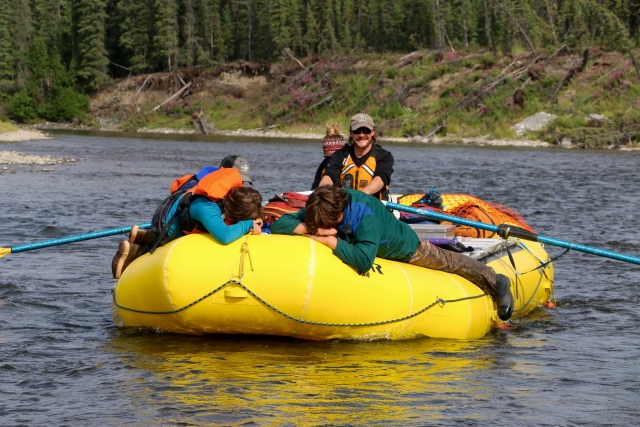  Una familia con niños haciendo rafting en el río Findhorn 