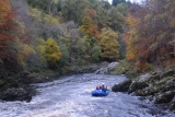 Rafting en grupo y salto desde acantilados en el río Findhorn 6h