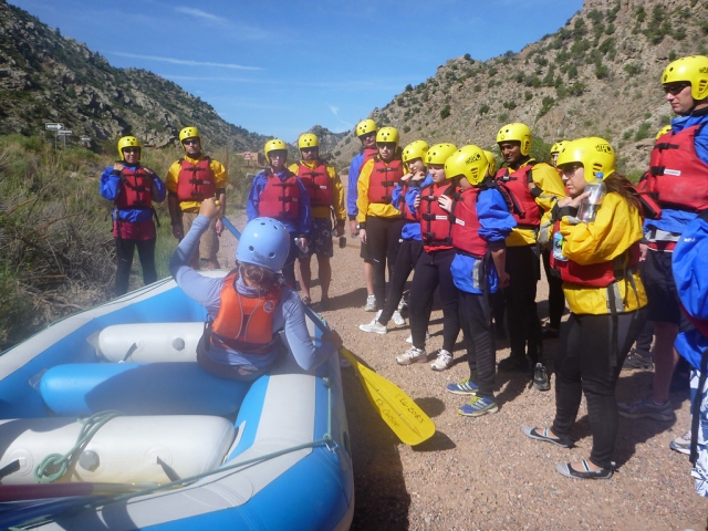 Grupos recibiendo información antes de hacer rafting en el río Findhorn
