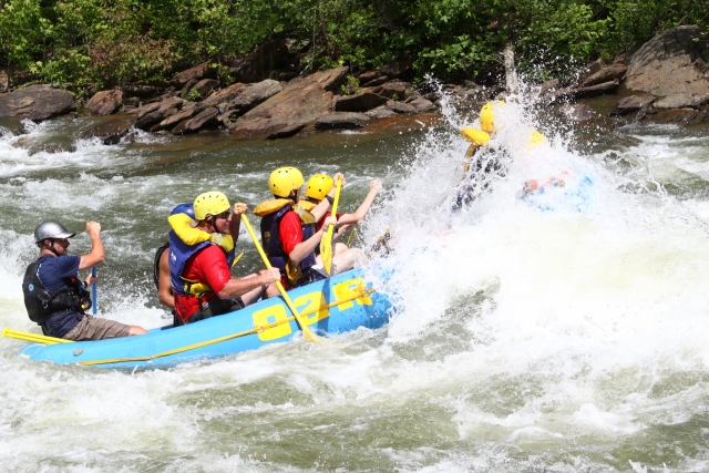 Grupo de niños haciendo rafting