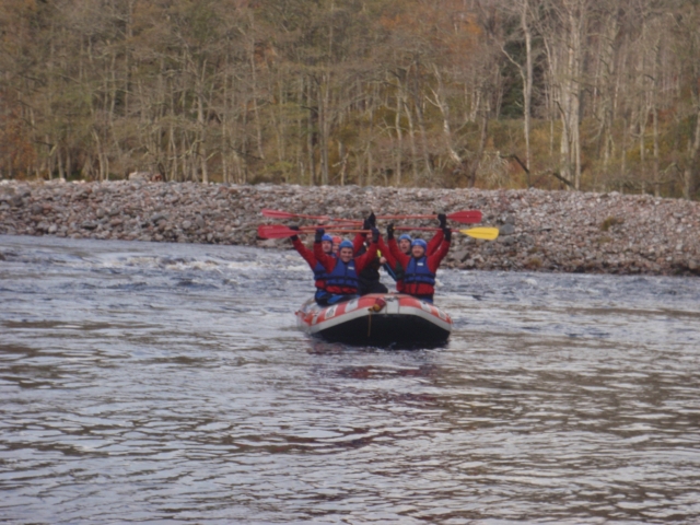  Reman mientras practican rafting en el río Tummel 