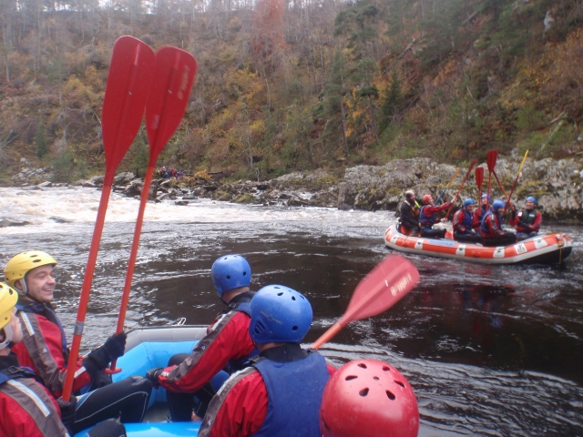  Dos grupos de personas practican rafting en el río Tummel