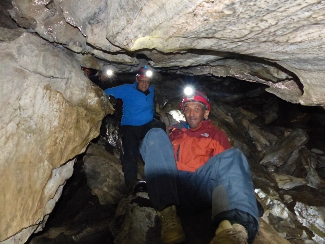  Hombre con chamarra naranja y mujer con chamarra azul espeleología 