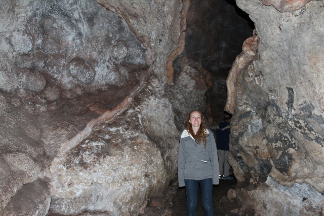  Una niña posando antes de espeleología 