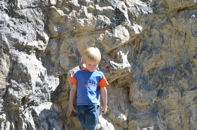  Niño con playera azul que ha venido a practicar rock escalando con su familia