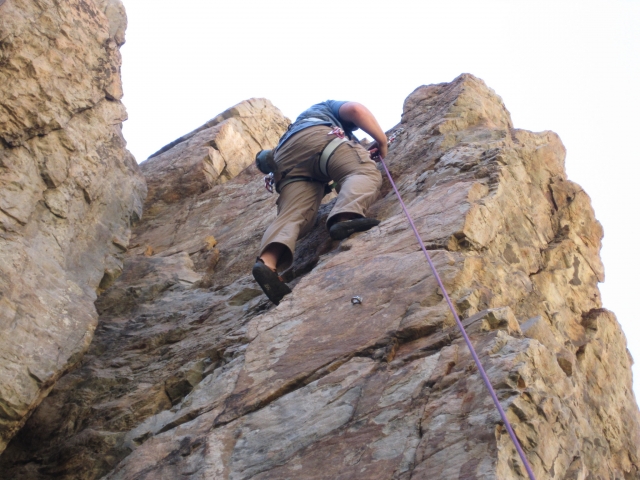 Hombre llegando a la cima 