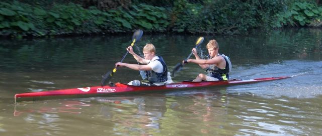  Hombres navegando en canoa con camisetas azules 
