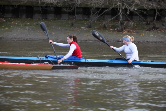  Dos mujes, una con ayudas de flotabilidad rojas y la otra con chamarra azul navegando en canoa y divirtiéndose 