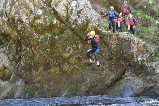  Grupo de 4 personas más instructor con equipo de seguridad barranquismo 
