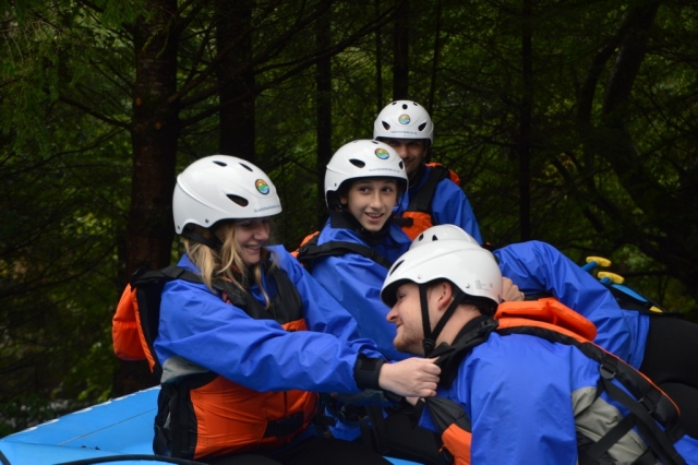 Familia con equipo azul preparándose para hacer piragüismo