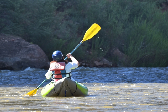  4 Mujes con ayudas de flotabilidad rojas en kayak