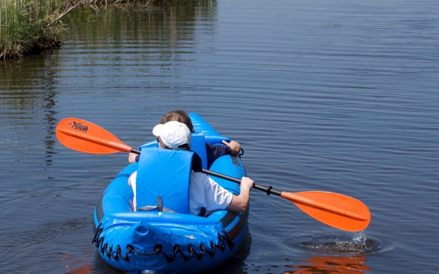 Padre e hijos en kayak inflable en el río Findhorn 