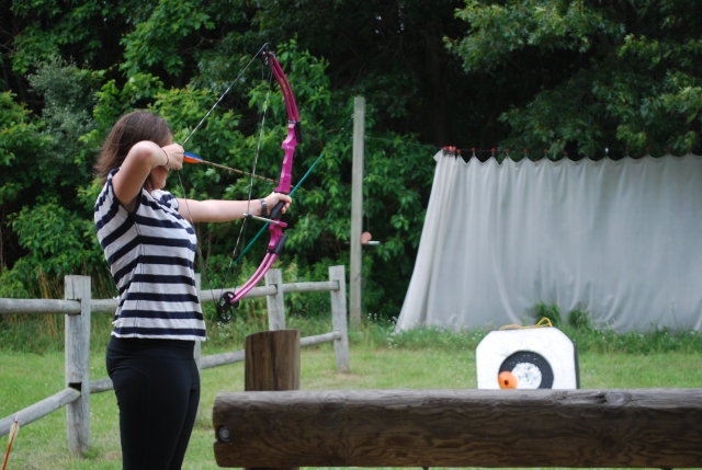  Mujer practicando jalo con arco duranle su curso para principiantes 