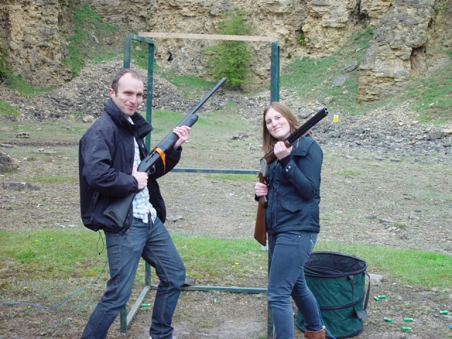  Niña y niño sonriendo sosteniendo el arma antes de su sesión de jalo al plamarro 